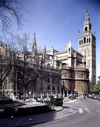 Vista de la fachada oriental con la torre de la Giralda al fondo de Spanish School